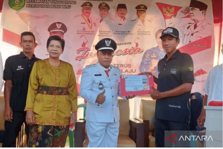 Ketua RT yang Memanjat Tiang Bendera di Kaltim Diberi Penghargaan