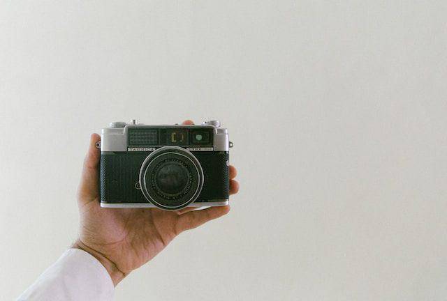 sebuah kamera analog (unsplash.com/nosoycesar)
