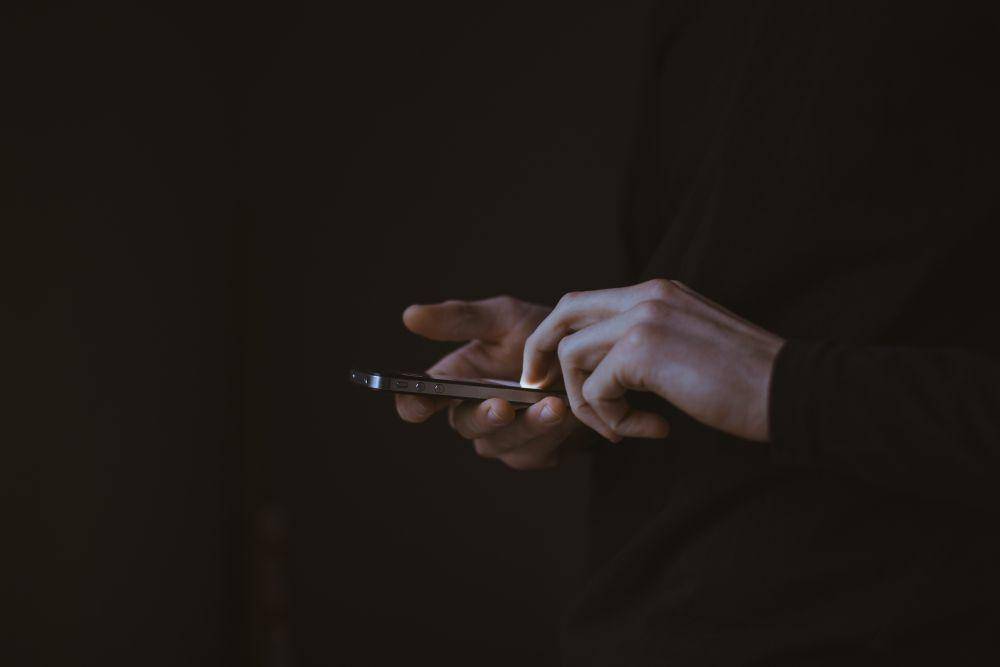 ilustrasi handphone (https://unsplash.com/@gilleslambert)