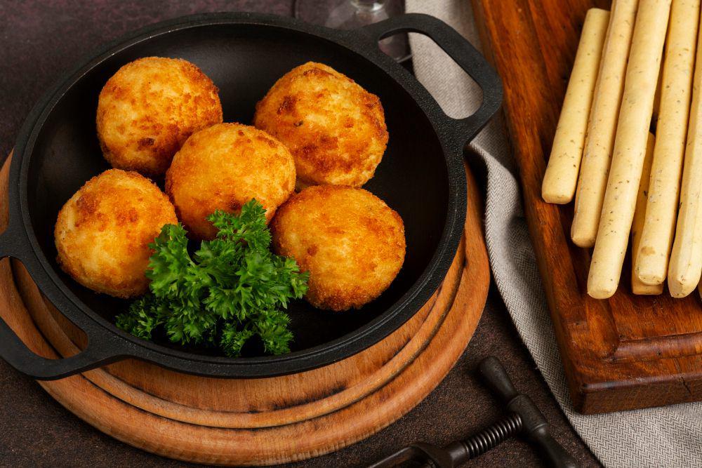 Resep Bola Kroket Daging Mozzarella, Nikmatnya Sekali Lahap!