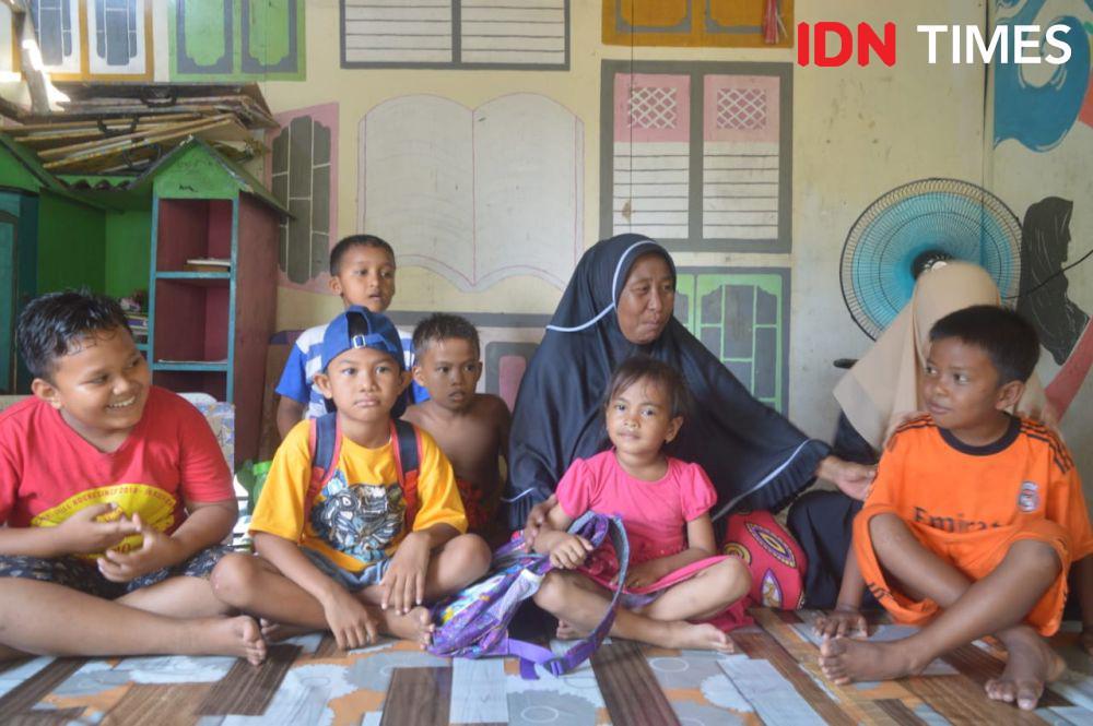Konsistensi Pondok Belajar Arnila Memberantas Buta Huruf di Pesisir