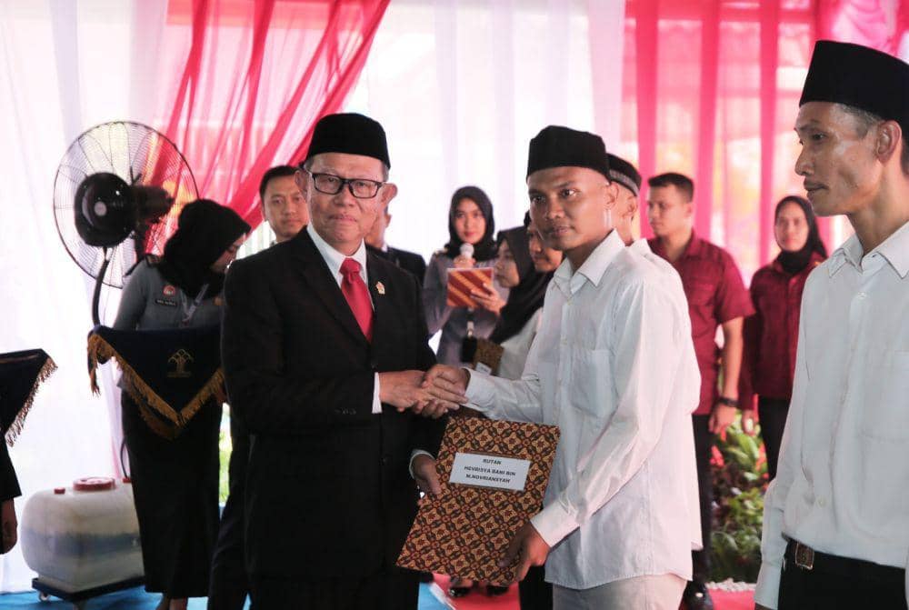 Momen pemberian remisi umum HUT Kemerdekaan ke-78 RI oleh Kanwil Kemenkumham Lampung. (Dok. Pemprov Lampung).