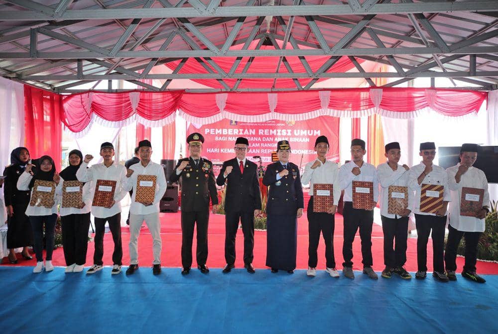 Momen pemberian remisi umum HUT Kemerdekaan ke-78 RI oleh Kanwil Kemenkumham Lampung. (Dok. Pemprov Lampung).