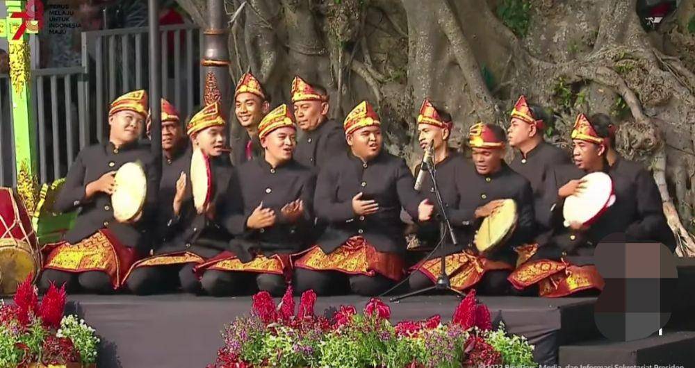 (Tarian Zapin Rodat Palembang yang tampil di Istana Negara dal upacara penurunan bendera HUT RI ke-78) IDN Times/istimewa