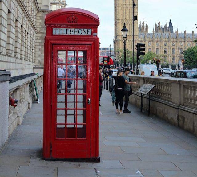 sebuah telepon umum di London (unsplash.com/stefankst)