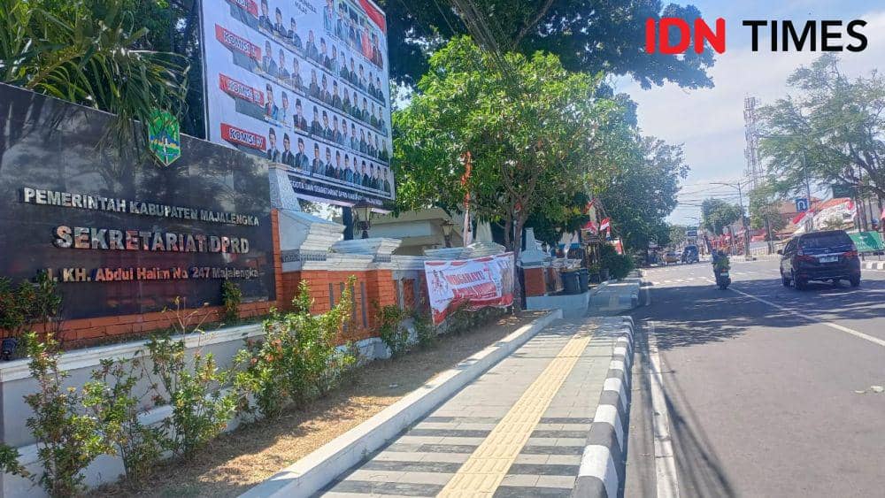 Inin Nastain/Pengguna jalan melintas di depan gedung DPRD Majalengka