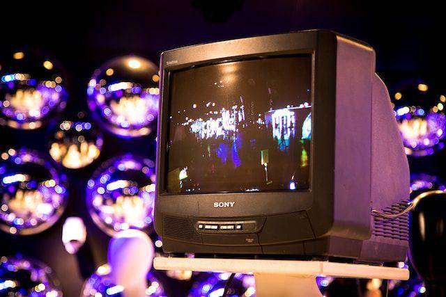 sebuah TV analog Sony (unsplash.com/ninjason)