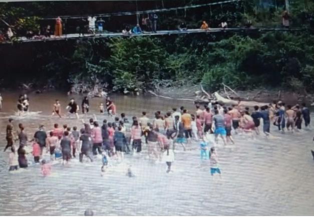 Jembatan di Kalbar Putus Saat Warga Menonton Lomba Tangkap Bebek