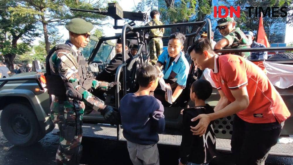Gibran Rakabuming dan Jan Ethes ikuti Pawai Pembangunan 2023. (IDN Times/Larasati Rey)