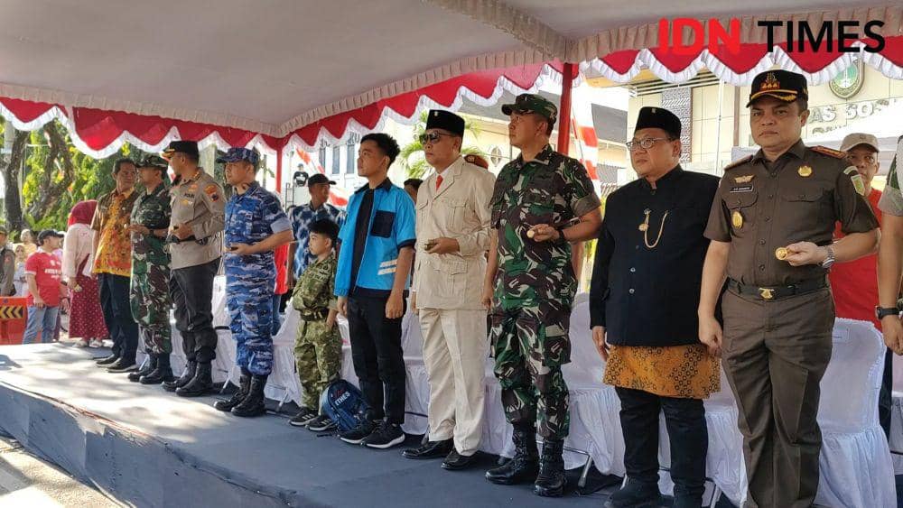 Gibran Rakabuming dan Jan Ethes ikuti Pawai Pembangunan 2023. (IDN Times/Larasati Rey)