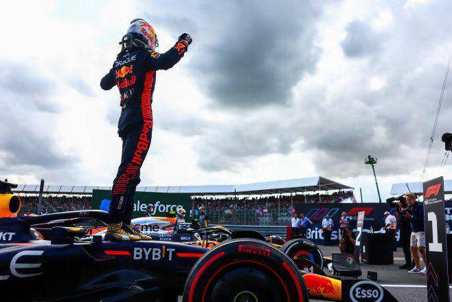 Max Verstappen berselebrasi usai finis pertama di GP Inggris 2023. (formula1.com)