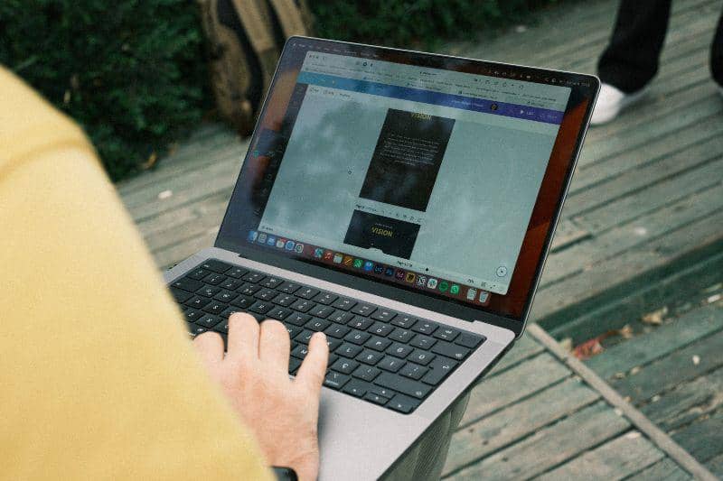 ilustrasi pekerja yang mengalami mata kering karena terlalu lama melihat monitor gawai (pexels.com/Alican Helik)