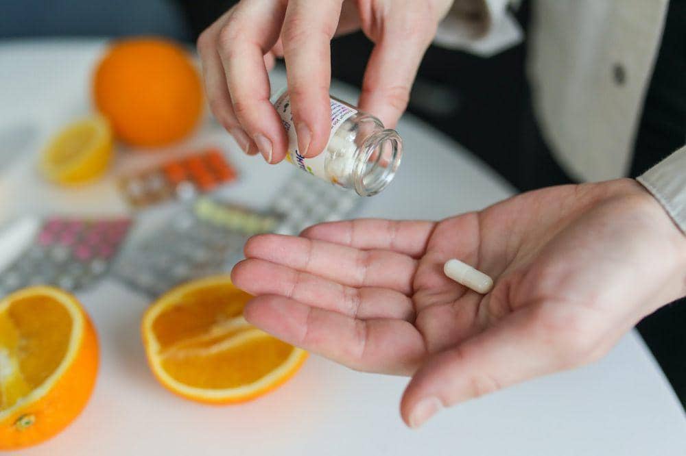 Ilustrasi seseorang sedang mengambil vitamin (pexels.com/Polina Tankilevitch)