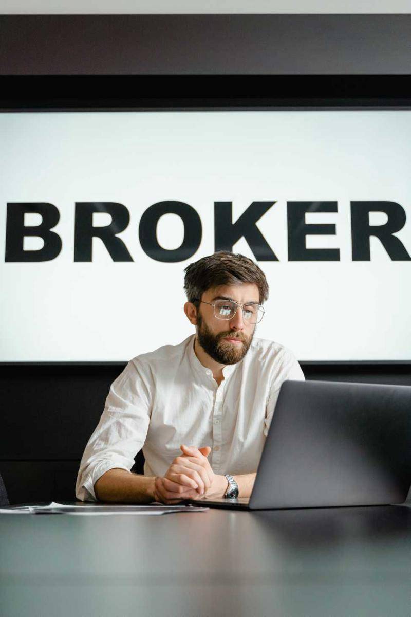 ilustrasi broker (pexels.com/Tima Miroshnichenko)