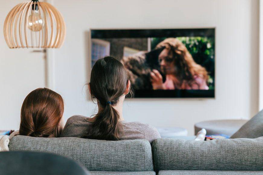 ilustrasi nonton film bersama (unsplash.com/Kevin Woblick)