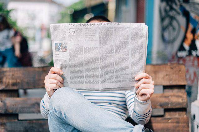 seseorang sedang baca koran (unsplash.com/@iamromankraft)