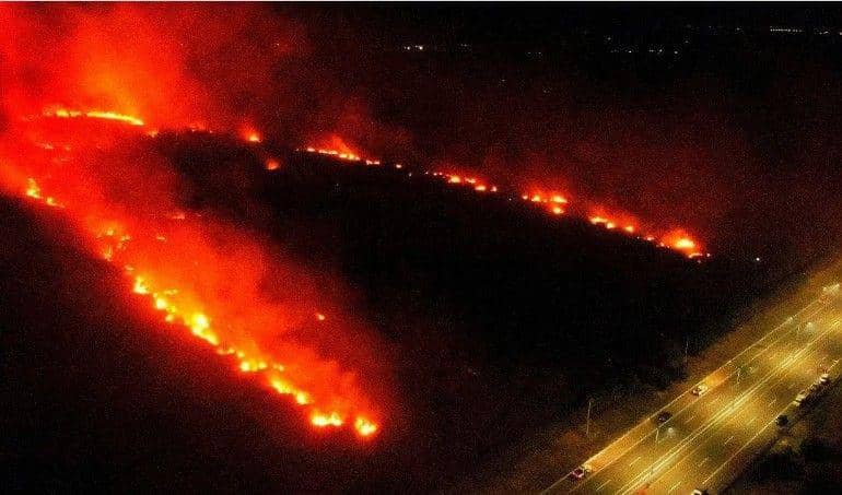 Petugas Hutama Karya siaga ingatkan pengendara berhati-hati