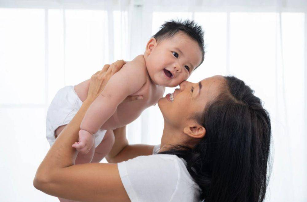 ilustrasi mencium bayi (freepik.com/jcomp)