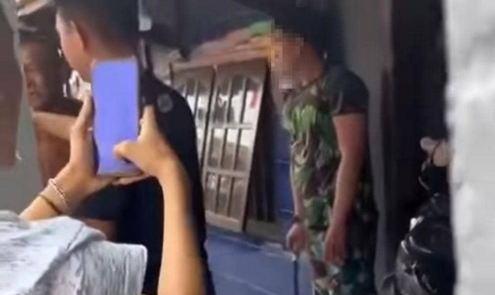 Pria Berbaju Loreng Tenteng Parang Mengamuk ke Warga di Palembang