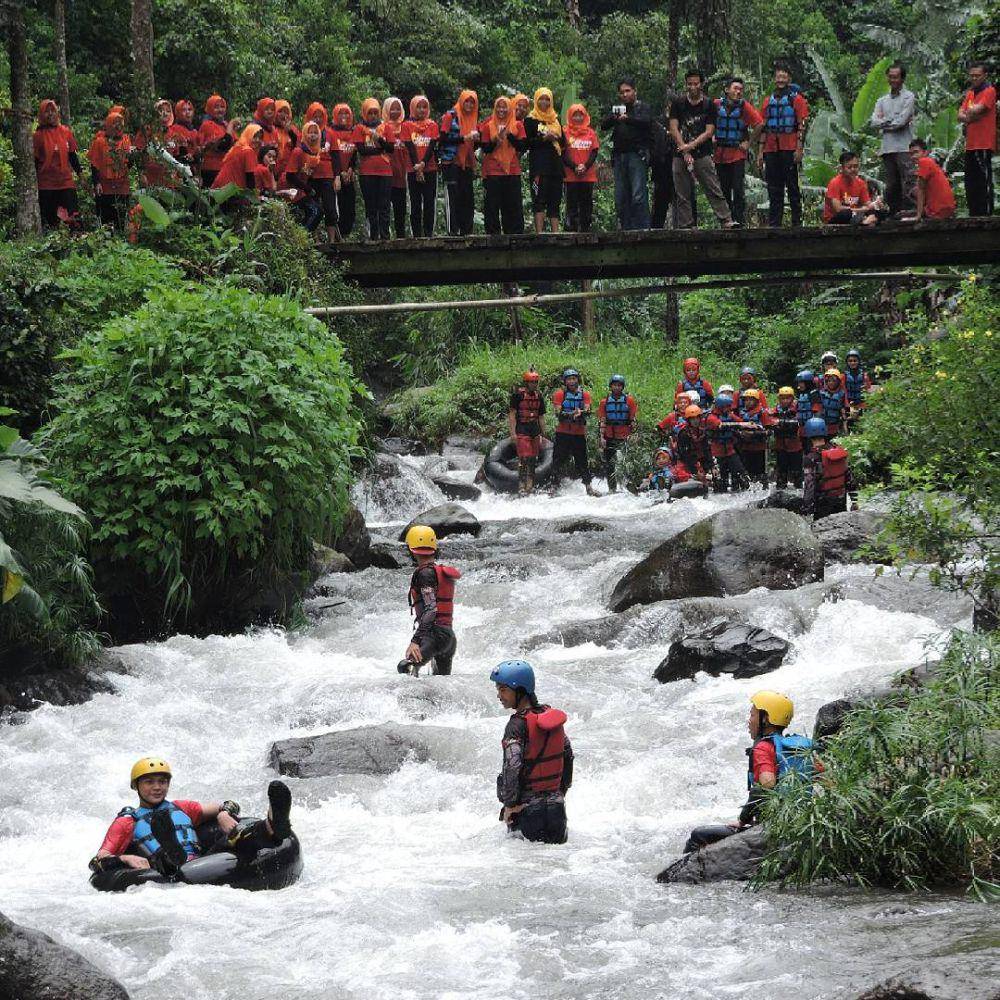 Pengunjung bermain arung jeram. (Instagram.com/jenengmu_teguh)