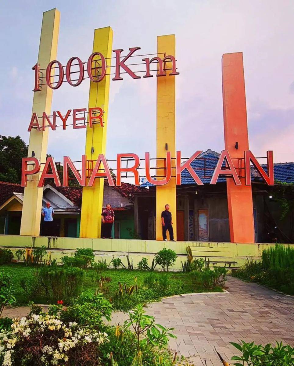Monumen 1000 Km Panarukan yang dijadikan tempat beristirahat para wisatawan. Instagram/pesonasitubondo_id