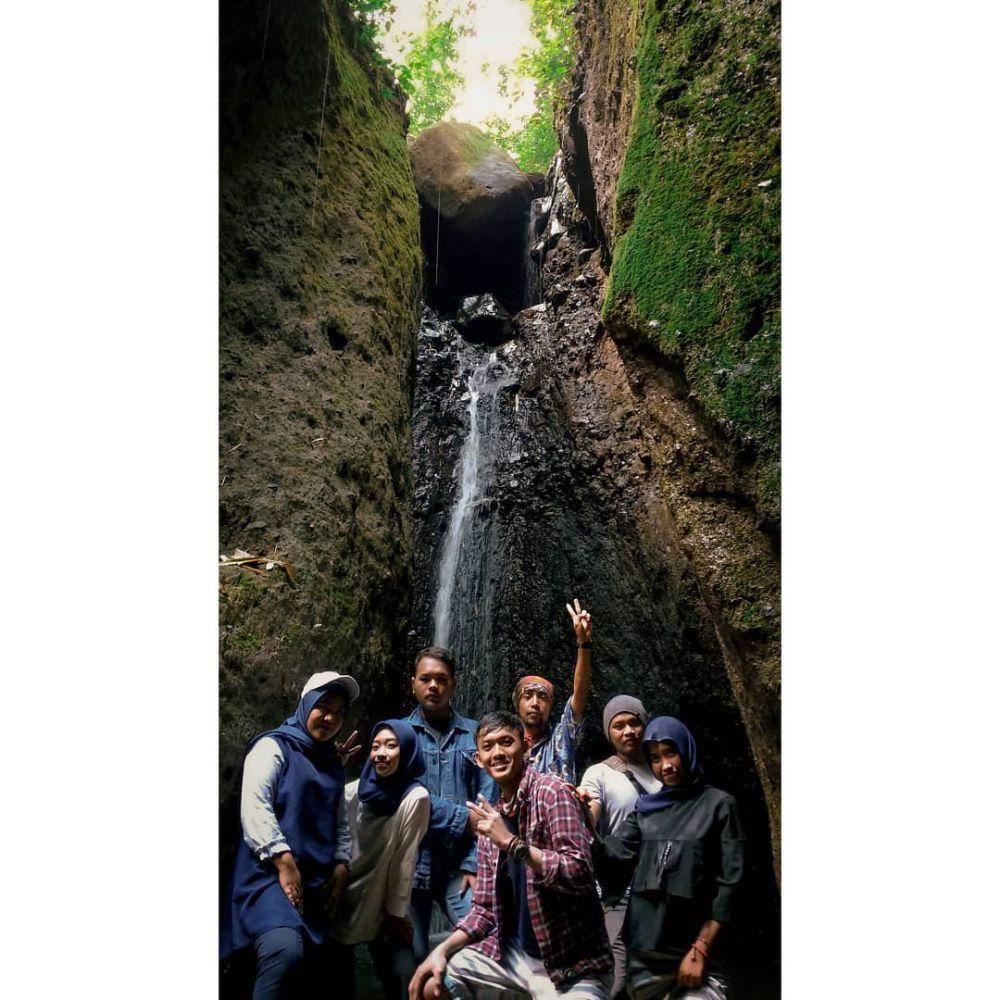 Pengunjung berfoto di air terjun. (Instagram.com/durenansemarak)
