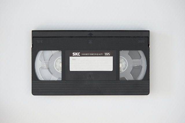 sebuah kaset VHS (unsplash.com/stecman)