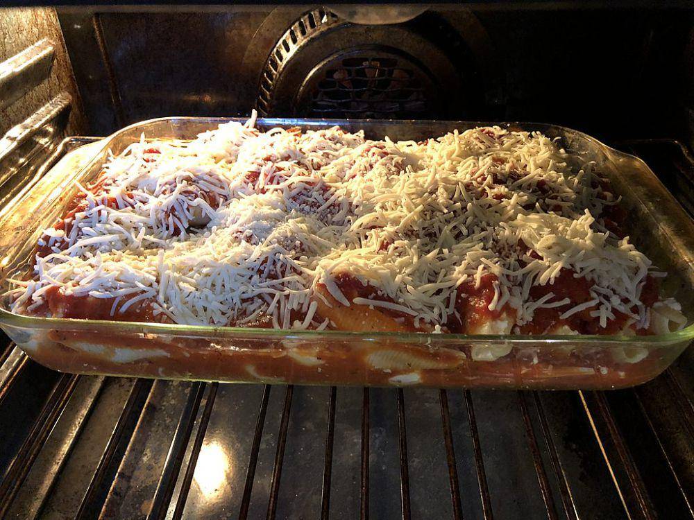 ilustrasi melelehkan keju mozzarella dengan oven (commons.wikimedia.org/Famartin)