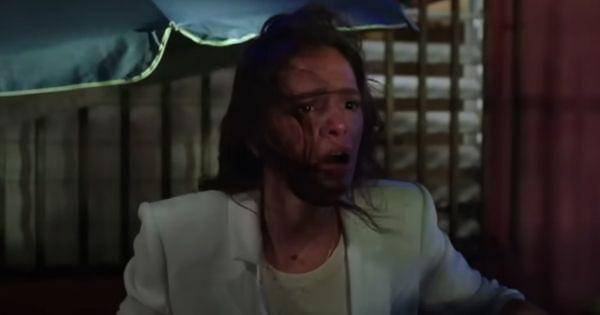 Jenny menyaksikan pertarungan Jaime dan Carapax ( Dok. Warner Bros / Blue Beetle )