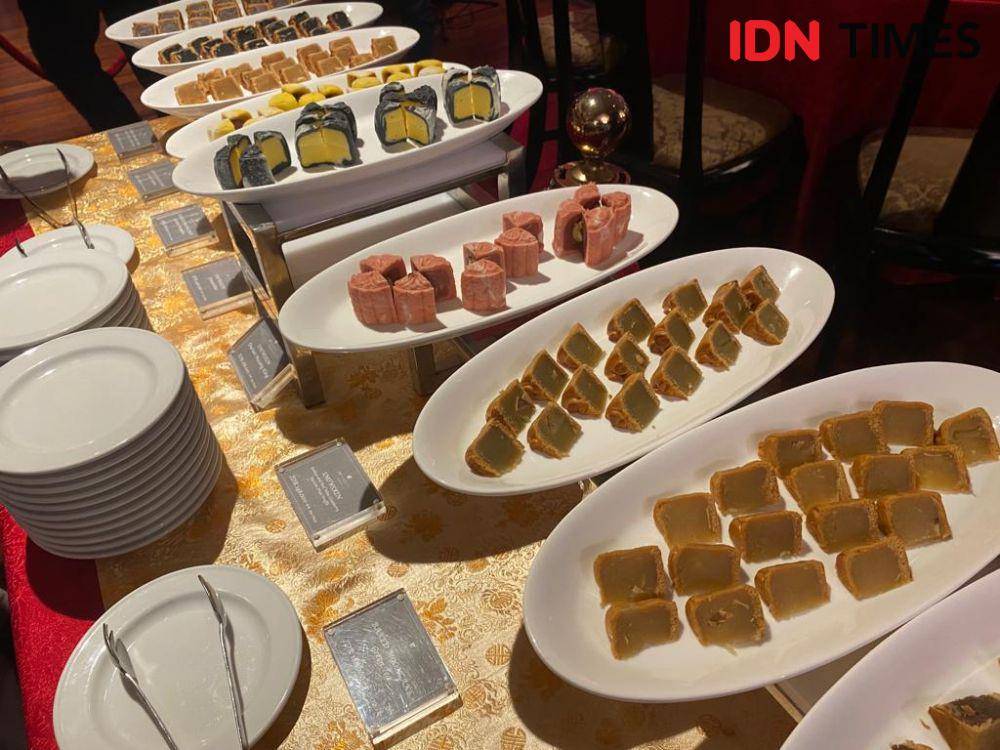 Menyantap mooncake di Tang Palace JW Marriott Surabaya (IDN Times/Fina Wahibatun Nisa)