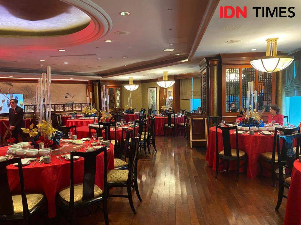 Menyantap mooncake di Tang Palace JW Marriott Surabaya (IDN Times/Fina Wahibatun Nisa)