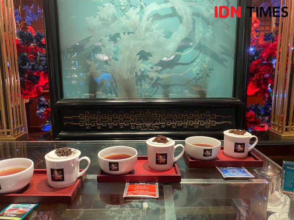 Menyantap mooncake di Tang Palace JW Marriott Surabaya (IDN Times/Fina Wahibatun Nisa)