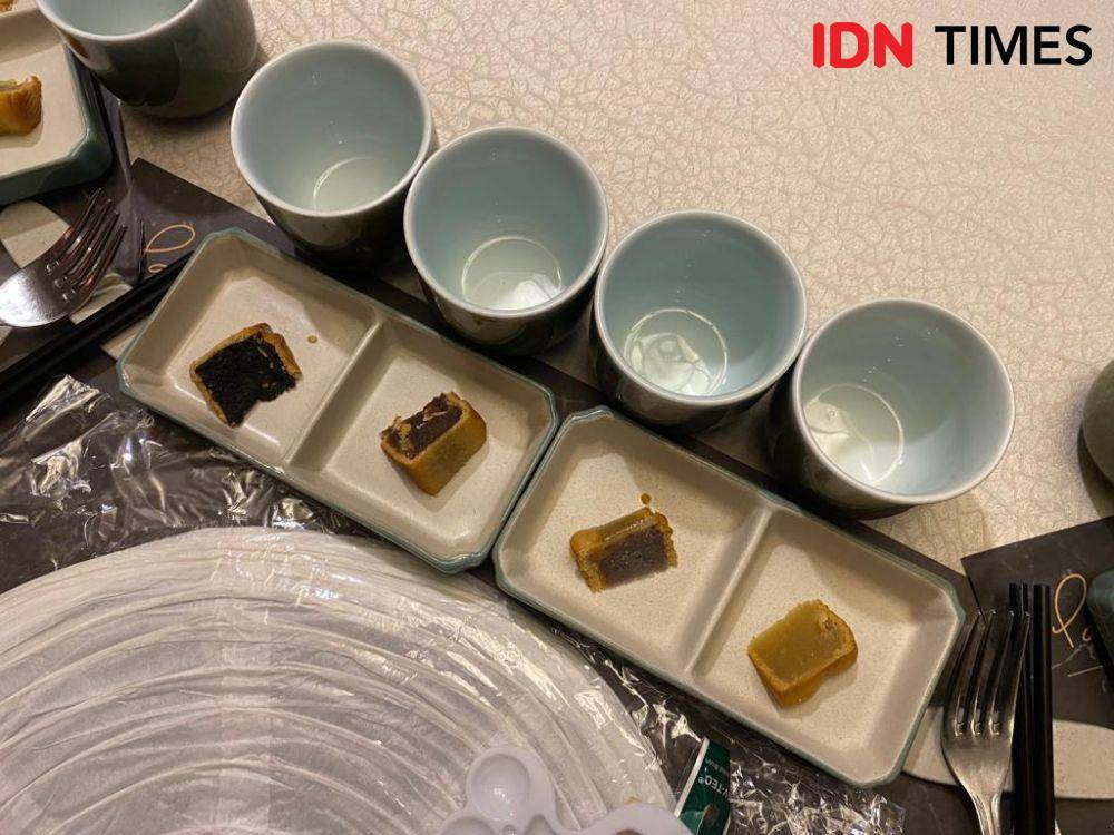 Menyantap mooncake di Tang Palace JW Marriott Surabaya (IDN Times/Fina Wahibatun Nisa)