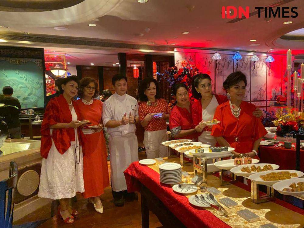 Menyantap mooncake di Tang Palace JW Marriott Surabaya (IDN Times/Fina Wahibatun Nisa)