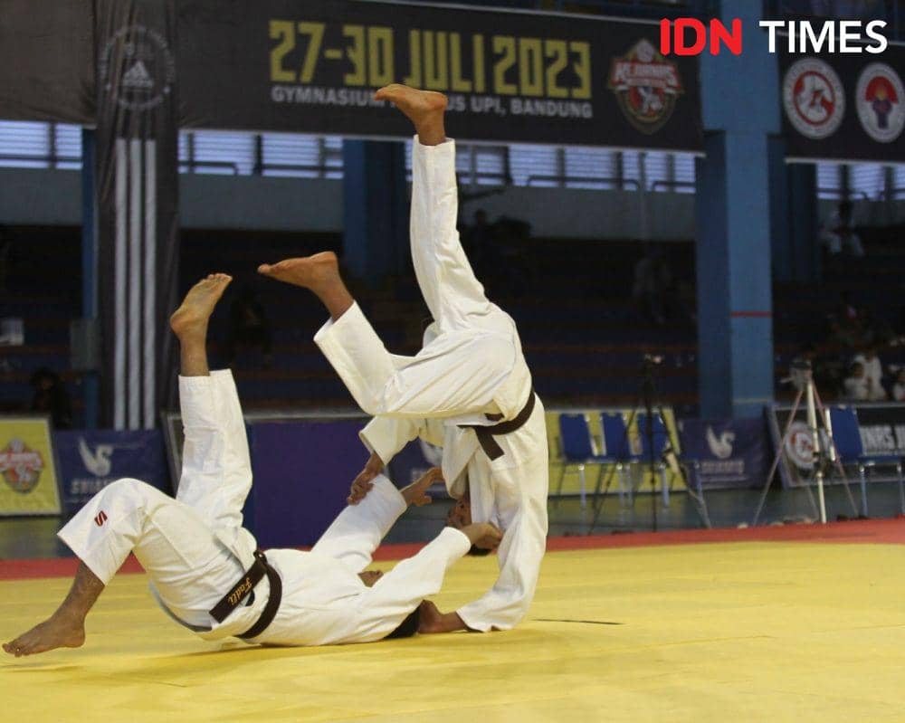 Aksi dua pejudo Sumut kategori nage no kata saat Kejurnas Kata di Bandung akhir Juli 2023 lalu (IDN Times/Doni Hermawan)