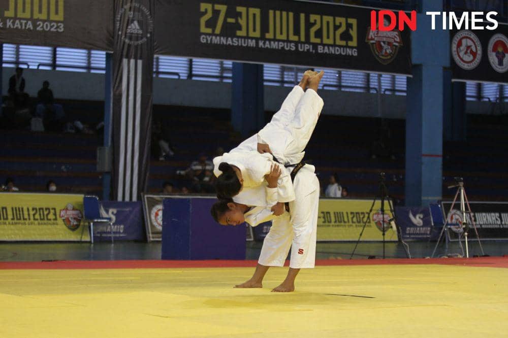 Aksi dua pejudo Sumut kategori ju no kata saat Kejurnas Kata di Bandung akhir Juli 2023 lalu (IDN Times/Doni Hermawan)