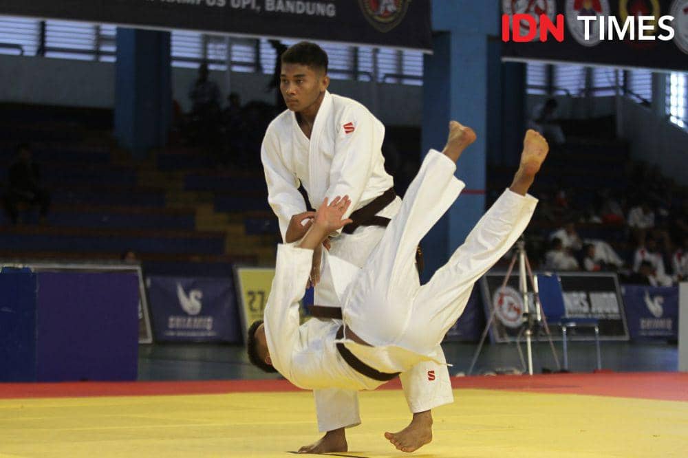 Aksi dua pejudo Sumut kategori nage no kata saat Kejurnas Kata di Bandung akhir Juli 2023 lalu (IDN Times/Doni Hermawan)