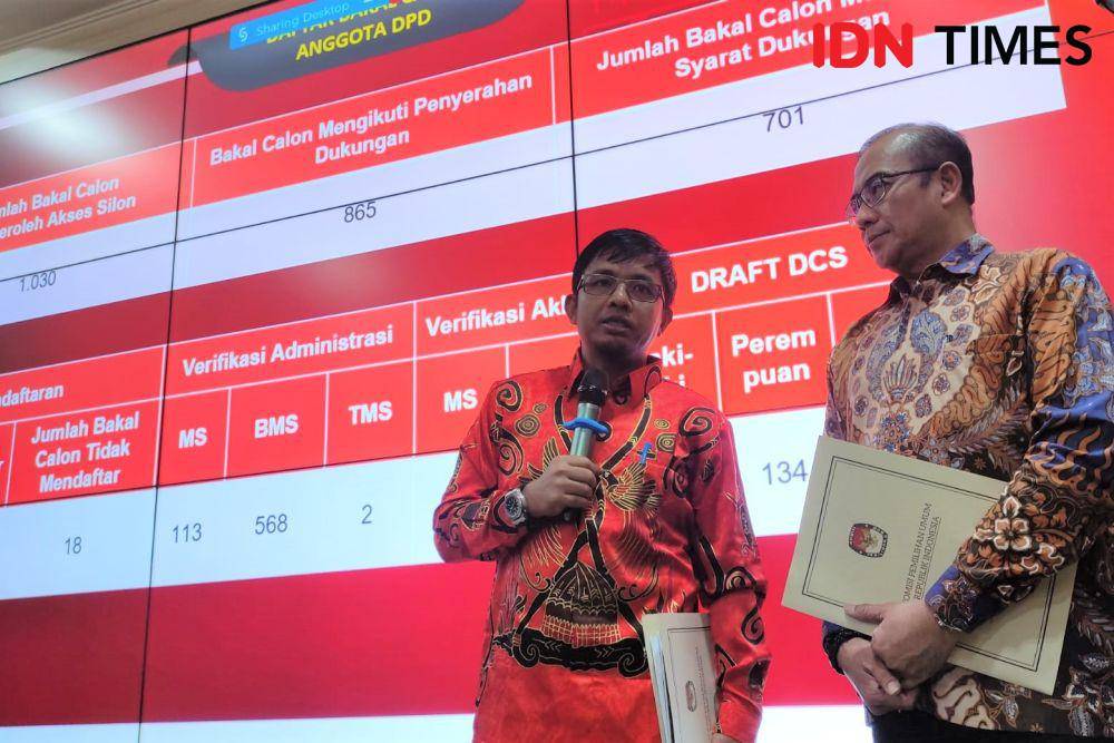 Ketua KPU RI, Hasyim Asy'ari bersama Anggota KPU RI, Idham Holik saat memaparkan Daftar Caleg Sementara (DCS) di KPU RI, Jakarta Pusat (IDN Times/Yosafat Diva Bayu Wisesa)