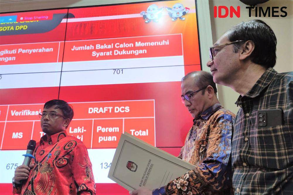 Ketua KPU RI, Hasyim Asy'ari bersama Anggota KPU RI, Idham Holik saat memaparkan Daftar Caleg Sementara (DCS) di KPU RI, Jakarta Pusat (IDN Times/Yosafat Diva Bayu Wisesa)