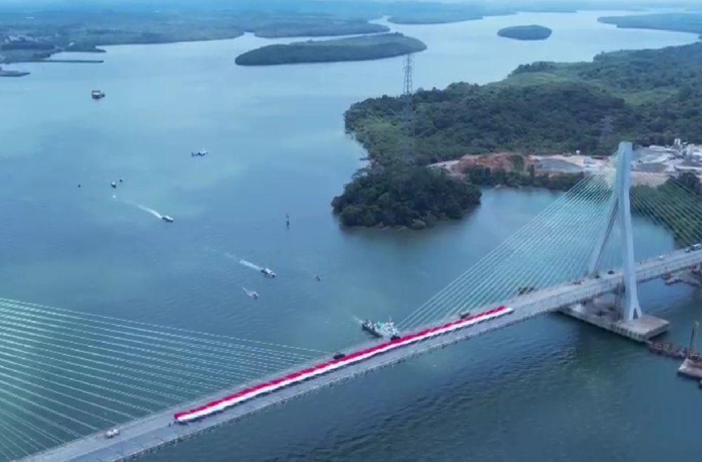 Polri Bentangkan Sang Saka Merah Putih Raksasa di Jembatan IKN