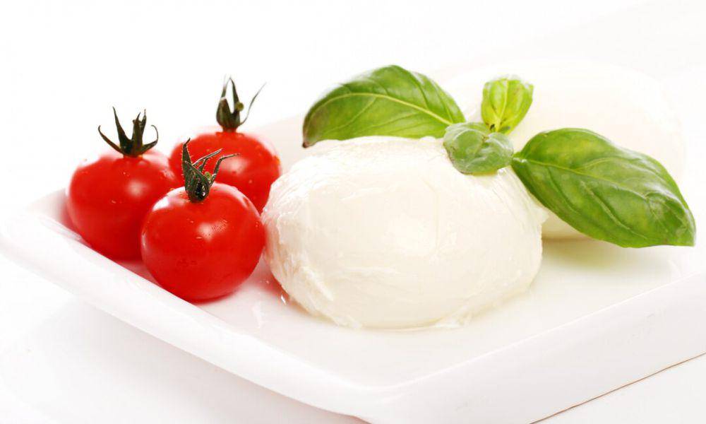 ilustrasi tomat dan yogurt (freepik.com/Racool_studio)