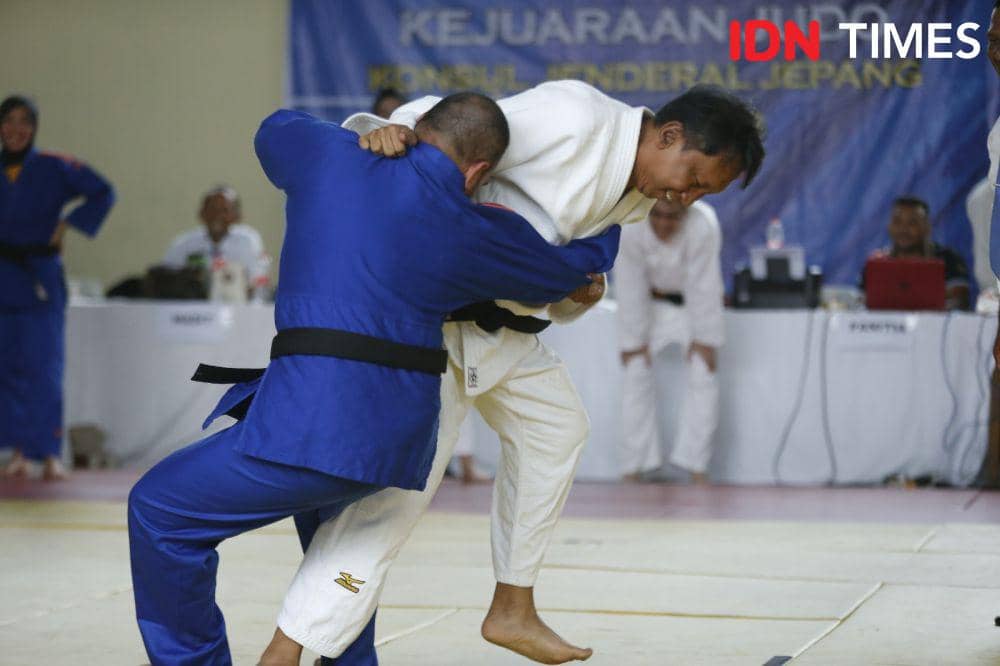 Aksi Ketum Pengprov PJSI Sumut M Arief Fadhillah di laga eksibisi Kejuaraan Konsul Jenderal Jepang Cup 2023 di Padepokan PJSI Sumut, Sabtu (19/8/2023) (IDN Times/Doni Hermawan)