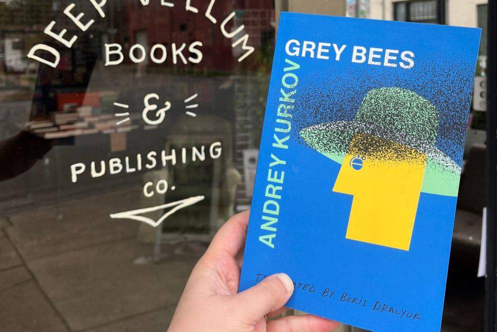 novel Grey Bees karya Andrey Kurkov (instagram.com/deepvellum)
