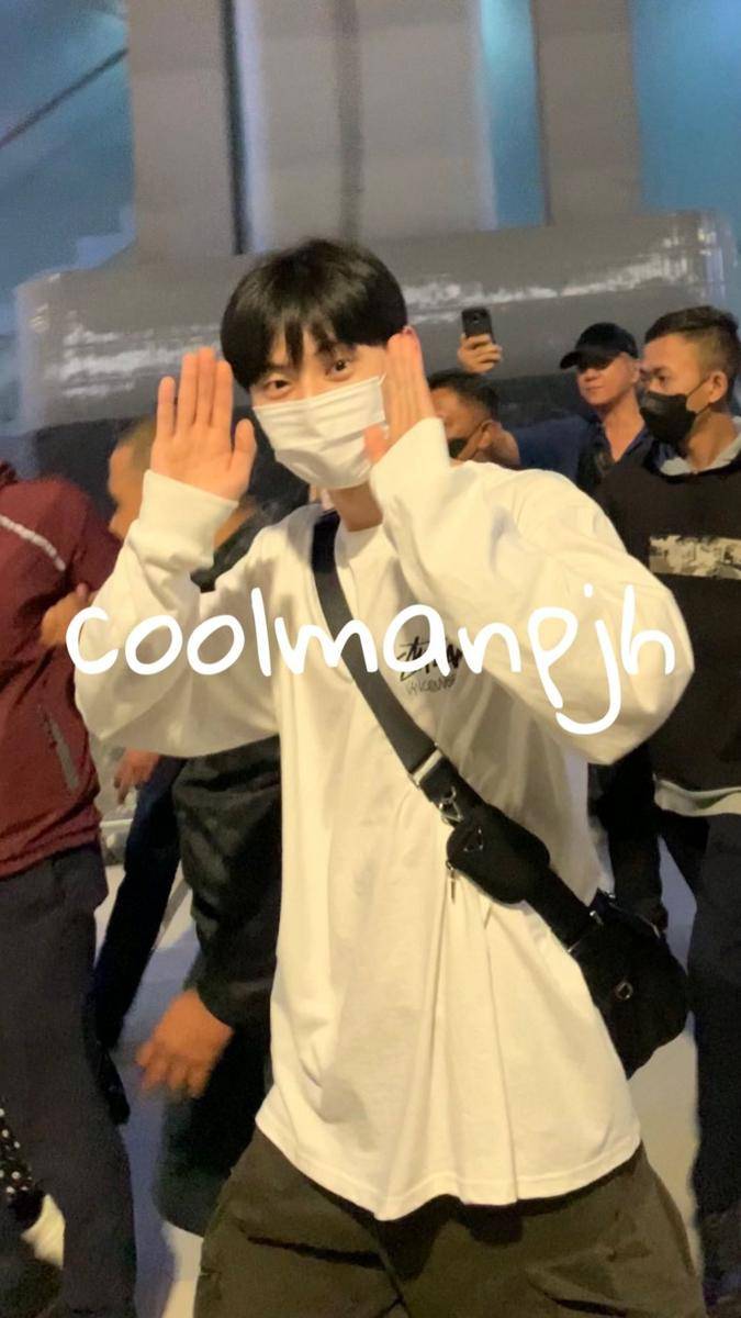 Hwang Minhyun di Bandara Soekarno Hatta (twitter.com/coolmanpjh)