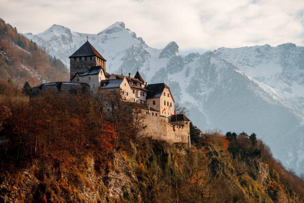 potret Istana Vaduz di Vaduz, Liehctenstein (unsplash.com/Henrique Ferreira)