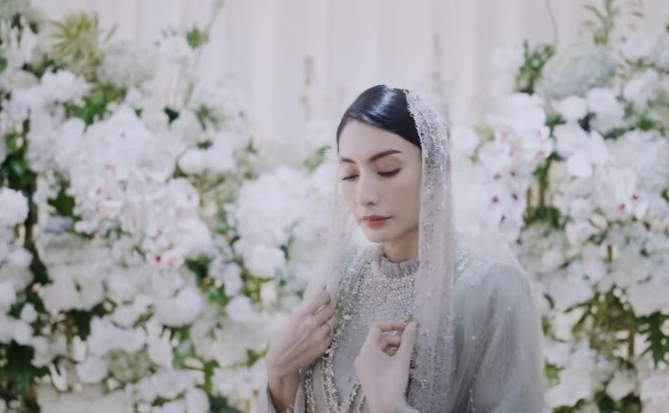 9 Dekorasi Pengajian Pernikahan Tyas Mirasih, Paduan Putih-Hijau Apik!