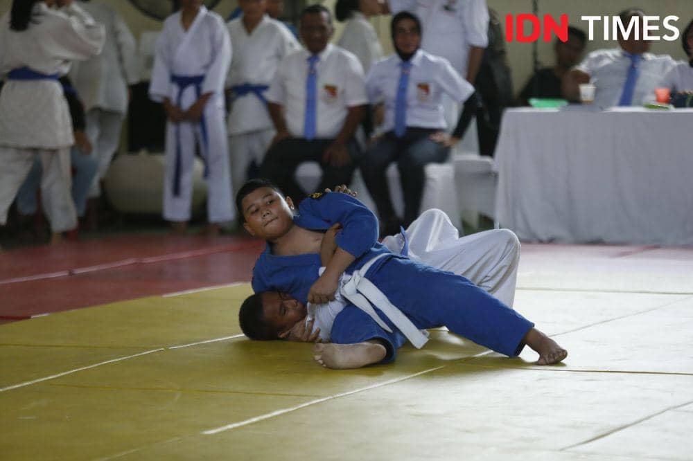 Aksi pejudo muda di Kejuaraan Konsul Jenderal Jepang Cup 2023 di Padepokan PJSI Sumut, Sabtu (19/8/2023) (IDN Times/Doni Hermawan)