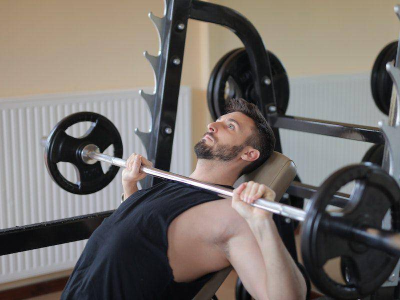 ilustrasi incline bench press (pexels.com/Andrea Piacquadio)