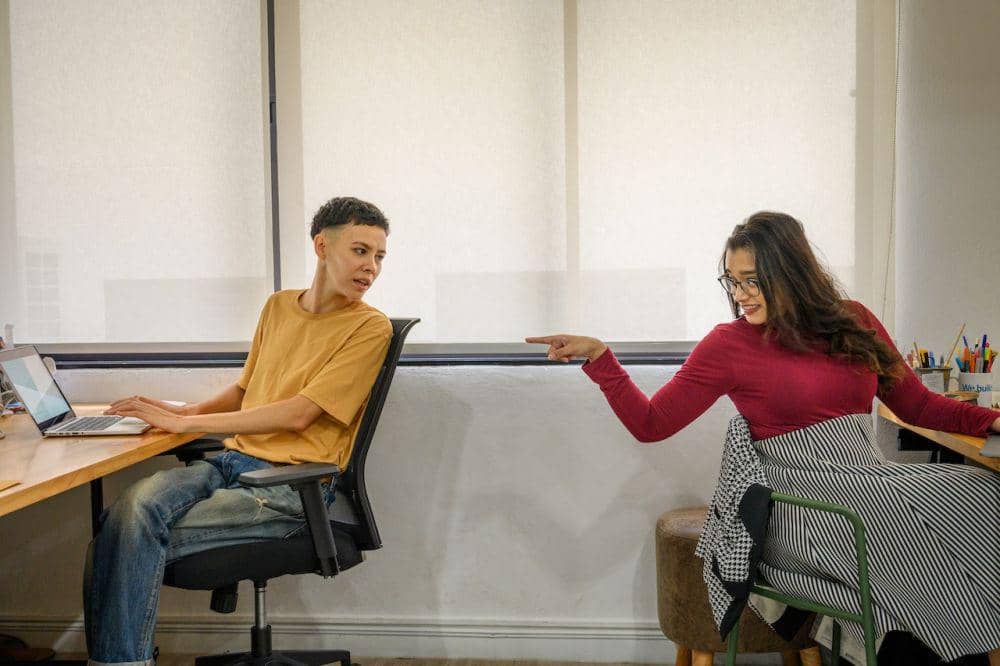 ilustrasi menunjuk orang lain (pexels.com/ketut subiyanto)