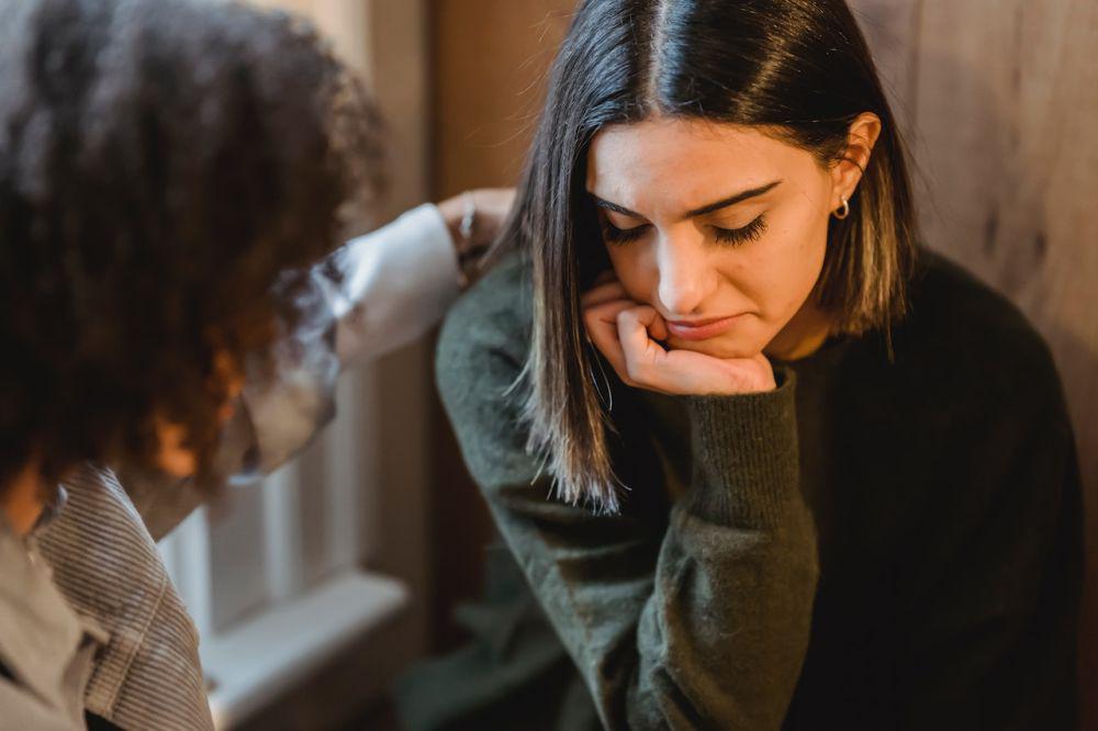 5 Ciri Fake Friends yang Sebaiknya Kamu Hindari